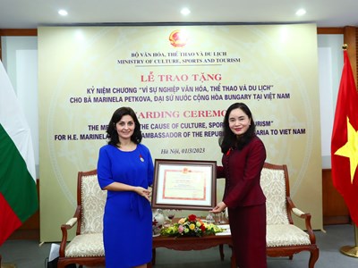 Trao tặng Kỷ niệm chương “Vì sự nghiệp Văn hoá, Thể thao và Du lịch” cho Đại sứ Bulgaria tại Việt Nam
