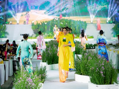 Nhà thiết kế Vũ Thảo Giang gây ấn tượng với bộ sưu tập áo dài “Việt Nam gấm hoa”