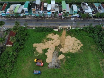 Sân vận động hơn 14.000m2 bỏ hoang nhếch nhác