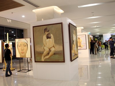 Mang tranh sơn dầu vào bệnh viện