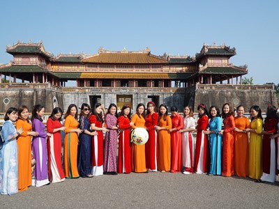 Đông đảo du khách mặc áo dài truyền thống tham quan di sản Huế