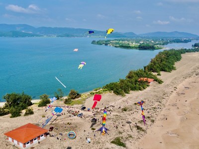 Thả diều nghệ thuật trên đầm An Khê