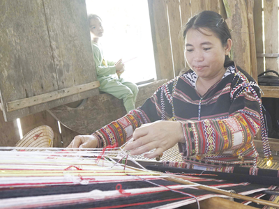Vực dậy nghề dệt thổ cẩm của đồng bào Bana