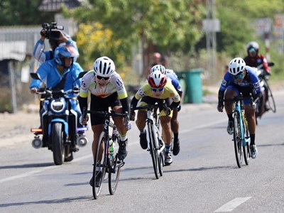 Cạnh tranh quyết liệt tại giải xe đạp nữ quốc tế Biwase Cup