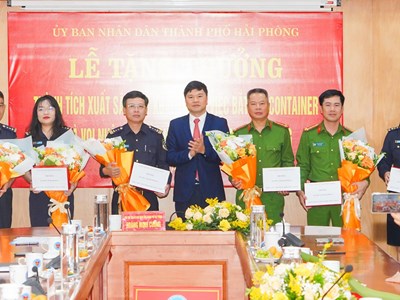 Hải Phòng khen thưởng các đơn vị tham gia bắt giữ 7 tấn ngà voi nhập lậu
