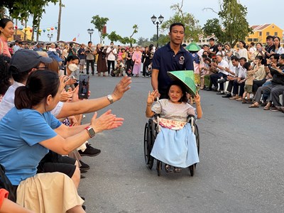 Hội An: Trình diễn thời trang tái chế, hưởng ứng chiến dịch Giờ Trái Đất năm 2023
