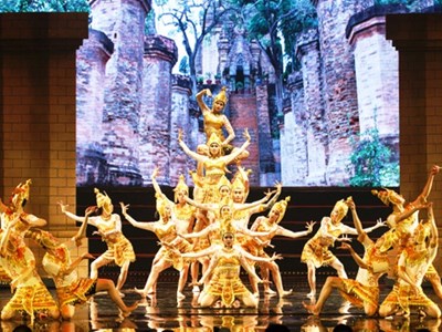 Độc đáo múa Chăm “thánh nữ” tại Tháp Bà Ponagar