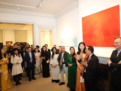 Ấn tượng về nghệ thuật Việt Nam qua triển lãm Sắc màu Quê hương ở Anh