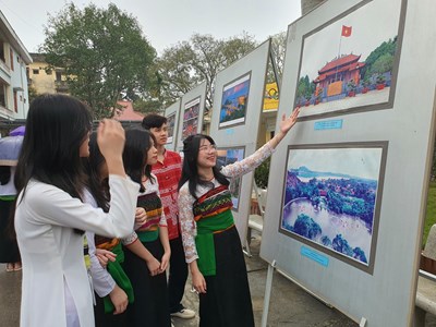 Thanh Hoá: Khai mạc Triển lãm ảnh “Văn hoá soi đường cho quốc dân đi”