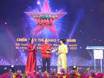 Tuyển nữ Nguyễn Thị Oanh nhận giải Cống hiến Thể thao