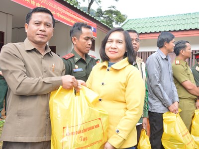 Khám bệnh, tặng quà nhân dân Lào nhân dịp Tết cổ truyền Bunpimay