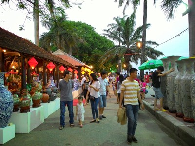 Đường đi bộ ven sông Hương cần sớm được chỉnh trang lại