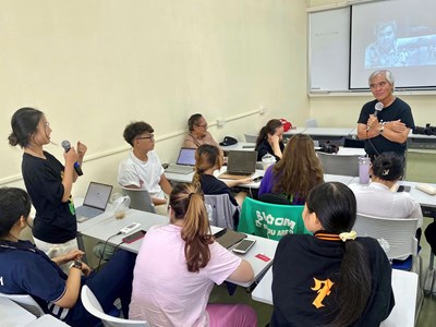 Nhà báo Nick Út “tiếp lửa” cho sinh viên báo chí