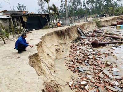 Quảng Nam: Tăng cường theo dõi, phối hợp xử lý sạt lở bờ sông, bờ biển
