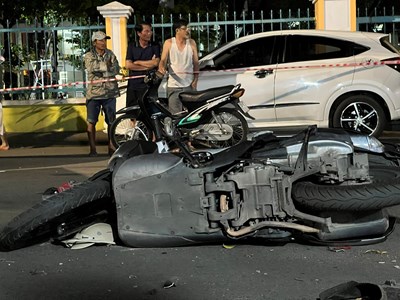 Tài xế có nồng độ cồn tông hàng loạt xe máy trên vỉa hè