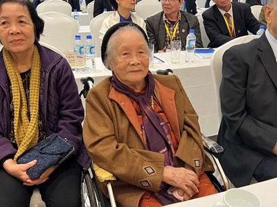 Xây dựng Tủ sách Đặng Thùy Trâm tặng bệnh viện, trường học ở vùng sâu, vùng xa