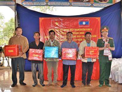 Nghĩa tình của bộ đội​​​​​​​ với người dân vùng sâu tỉnh Chămpasak