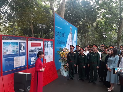 Những hình ảnh xúc động tại Triển lãm “Bác Hồ với Đá Chông - K9”