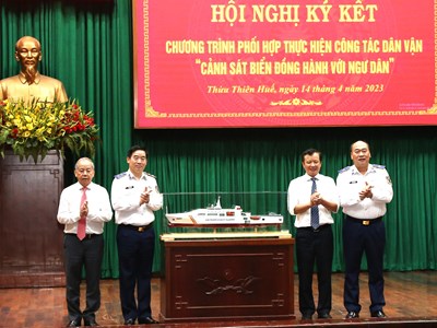 Phối hợp thực hiện chương trình “Cảnh sát biển đồng hành với ngư dân”