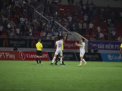 Văn Quyết nhận thẻ đỏ vì phản ứng với trọng tài