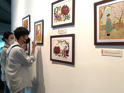 Triển lãm tranh ghép từ vải lụa của người khuyết tật