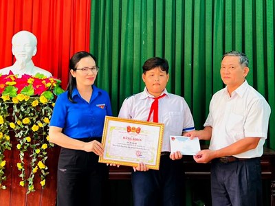 Cậu học trò lớp 6 dũng cảm cứu người ở biển Hóc Mó