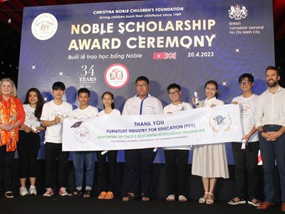 Trao học bổng cho sinh viên vượt khó học tốt và tích cực tham gia hoạt động vì cộng đồng