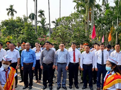 Dâng hương tưởng niệm ngày mất Quyền Chủ tịch nước Huỳnh Thúc Kháng