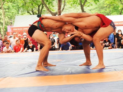 Giải vật dân tộc tranh Cúp Phùng Hưng mở màn bằng những trận đấu kịch tính