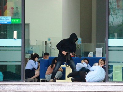 Diễn tập về phương án bắt giữ đối tượng cướp ngân hàng tại Huế