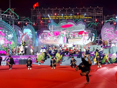 Say đắm điệu khèn Mông