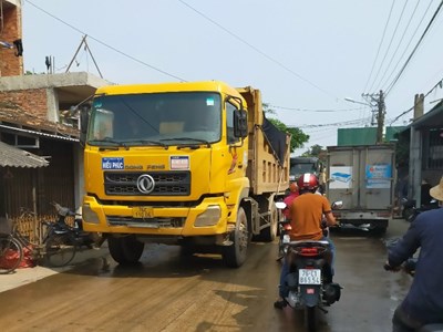 Quảng Ngãi: Xe chở đất “hoành hành”, cuộc sống người dân bị ảnh hưởng