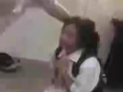 Nữ sinh lớp 8 bị bạn học bắt quỳ và hành hung trong nhà vệ sinh