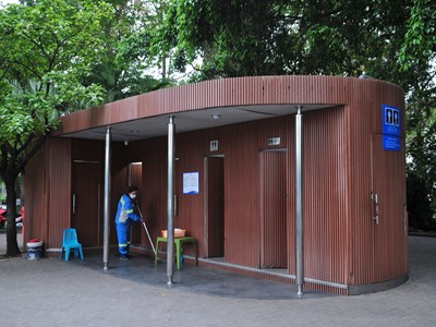 Đảm bảo “sạch, đẹp” cho nhà vệ sinh công cộng tại phố đi bộ Hồ Gươm