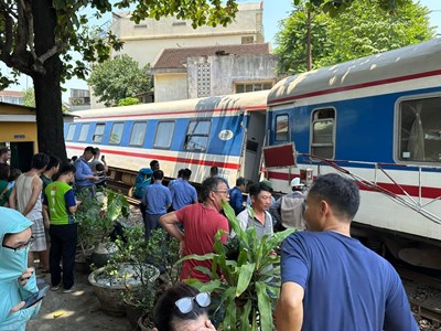 Điều tra vụ tàu SE1 trật bánh gây ách tắc giao thông tại Huế