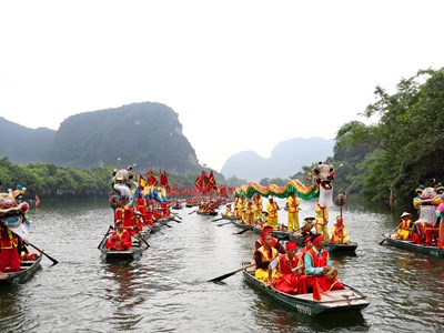 Hàng vạn người dân, du khách tham gia Lễ hội Tràng An