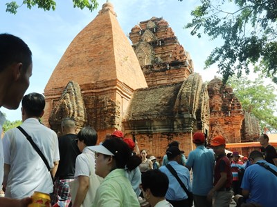 Khánh Hòa: Hàng nghìn du khách tham gia Lễ hội Tháp Bà Ponagar