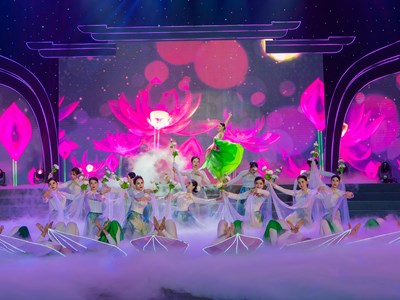 Từ làng sen đến lời ru của Mẹ