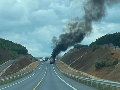 Xe đầu kéo bốc cháy trên cao tốc Cam Lộ- La Sơn