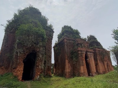 Tháp Chăm Khương Mỹ  bị "muối hóa", rêu mốc sau gần nửa năm trùng tu: Cần sớm tìm hướng khắc phục