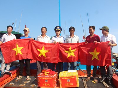 Tặng 1.000 lá cờ Tổ quốc cho bà con ngư dân đảo Lý Sơn