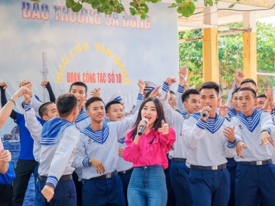 Mang "Ký sự Trường Sa" đến với các chiến sĩ nơi đảo xa