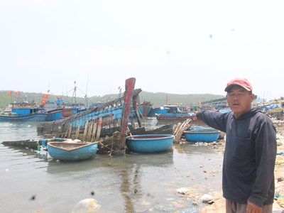 Quảng Ngãi: Xác tàu cá gây ô nhiễm môi trường ở cảng cá