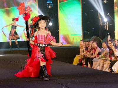 Fashion show “Em Tây Bắc”: Bùng nổ và thăng hoa sắc màu thổ cẩm Tây Bắc