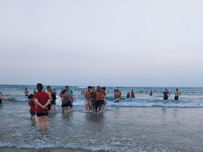 Kịp thời cứu người đuối nước khi tắm biển