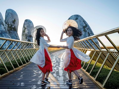 Theo chân Gen Z khám phá Bà Nà Hills với “tuyệt chiêu" NCB iziMobile