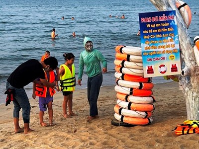 Đặt phao bơi miễn phí cho trẻ em khi tắm biển