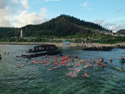 Gần 250 VĐV tham gia Giải bơi vượt biển Lý Sơn