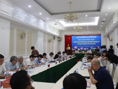 Định vị đúng vai trò của Lý luận, phê bình văn học nghệ thuật (Bài 1): Khen theo "PHONG TRÀO", phê kiểu "NÓI KHẼ"