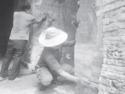 Tháp Chăm Khương Mỹ bị "muối hóa", rêu mốc sau nửa năm trùng tu: Không thể xem thường hiện tượng rêu mốc tại tháp